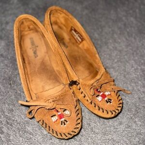 Minnetonka Women's Tan Moccasins
